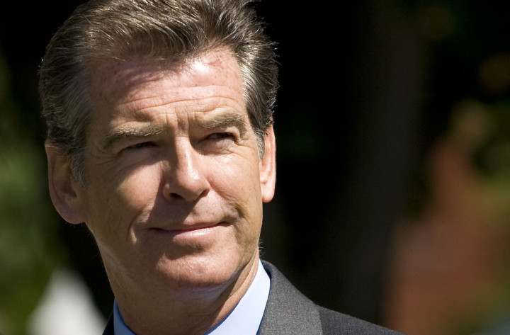 Bawa Pisau ke Pesawat, Pierce Brosnan Ditangkap
