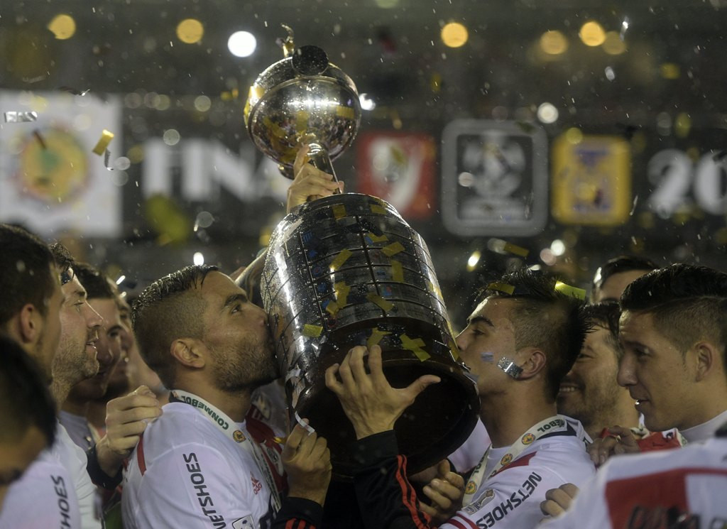 Para pemain River Plate merayakan keberhasilan menjadi juara Copa Libertadores 2015 (JUAN MABROMATA / AFP)