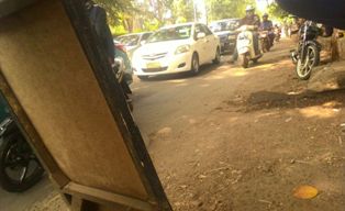 Trotoar di Kemang Rusak Parah