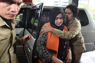 Baru Dioperasi, Evy Minta Dipindah ke Rutan Pondok Bambu