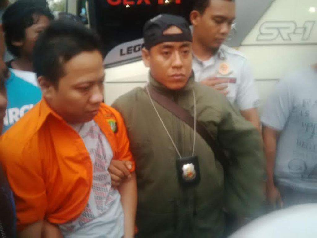 Tersangka pembunuh Hayriantira, Andy, diamankan Polda Metro Jaya. (MTVN/Lukman)