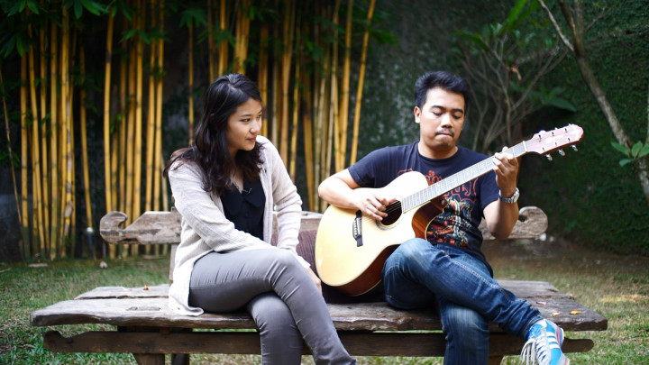 Danilla Akrab dengan Bus Kota 