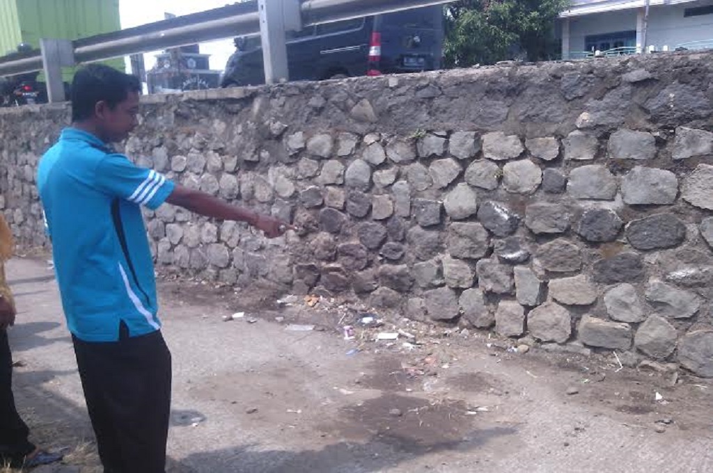 Seorang warga menunjukkan lokasi Sunarni meninggal tertimpa ban truk, Metrotvnews.com/ Kuntoro Tayubi