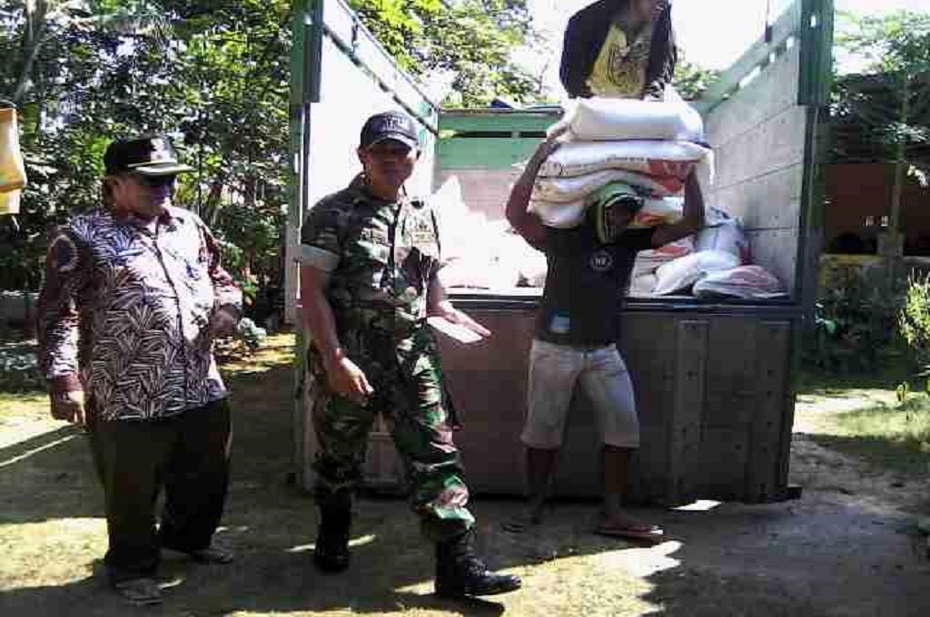Prajurit TNI kawal pendistribusian raskin di Pamekasan, MTVN - Agus Josiandi