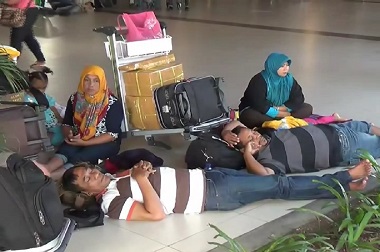 Penerbangan Ditutup, Calon Penumpang Tidur-tiduran di Bandara Ngurah Rai