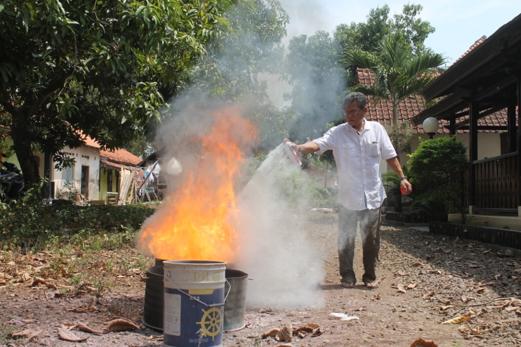 Aryanto sedang menguji keampuhan Annaro memadamkan api. Foto: MTVN/Sobih
