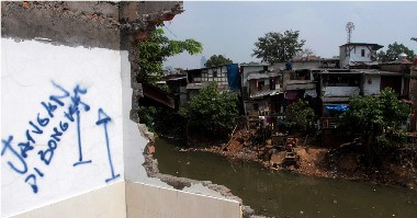 Tetap Bertahan, Ahok Ancam Gusur Paksa Warga Kampung Pulo