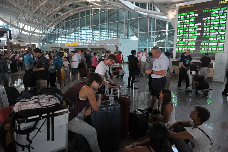 Sejumlah warga negara asing menunggu kejelasan penerbangannya di Terminal Internasional Bandara Ngurah Rai, Denpasar, Kamis (6/8). (Foto: Antara) 