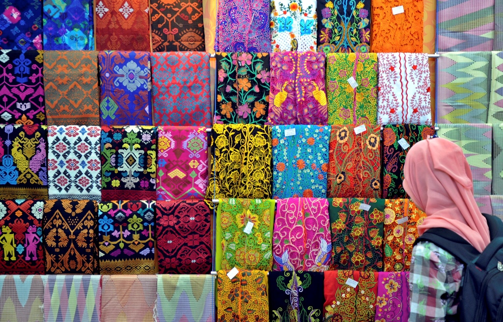 Pengunjung sedang mengamati kain kebaya dan songket khas Bali. ANTARA FOTO/R. Rekotomo