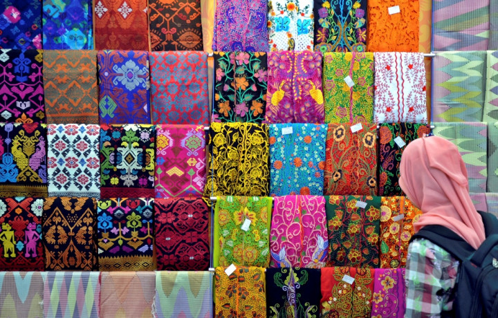 Pengrajin Singaraja Pasarkan Songket 'Prada'