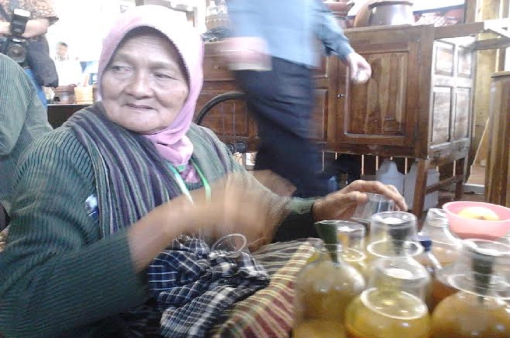 Ngatmi saat melayani pembeli di Pameran Pangan Nusa di Solo, Metrotvnews.com/ Pythag Kurniati