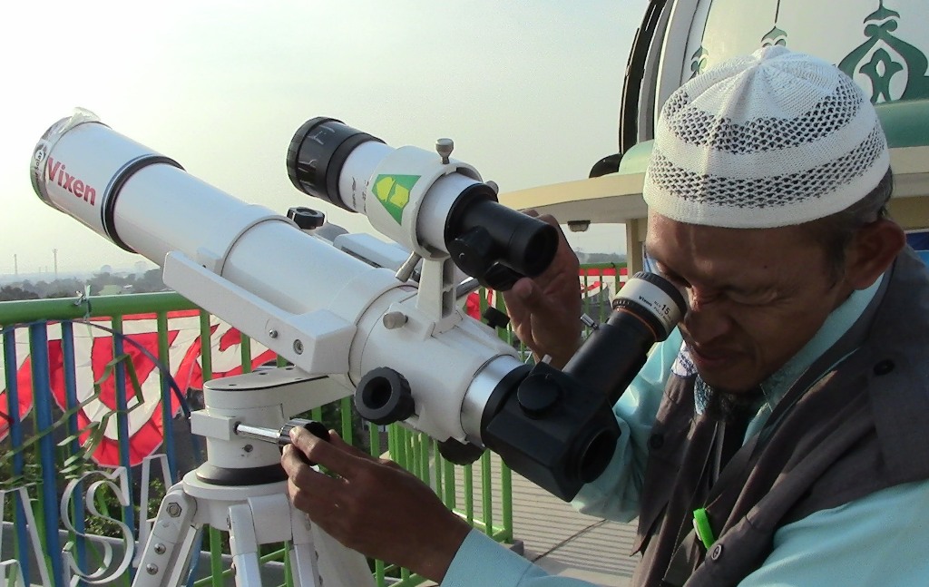 AR Sugeng Riyadi tengah meneropong benda angkasa di observatorium Ponpes Assalam. Foto: MTVN/Pythag
