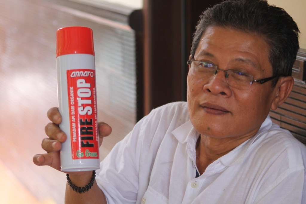 Aryanto menunjukkan produk terbarunya, Annaro Fire Stop. Foto: MTVN/Sobih