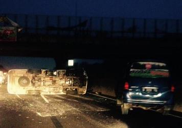 Tabrakan di KM 20 Tol Cikarang, Lalu Lintas Padat 