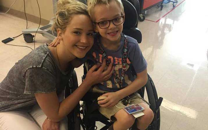 Jennifer Lawrence Hibur Anak di Rumah Sakit