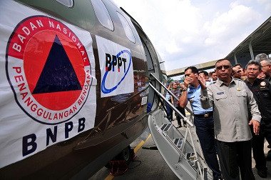 On Drought, BNPB and Military Cooperate to Spread Artificial Rain