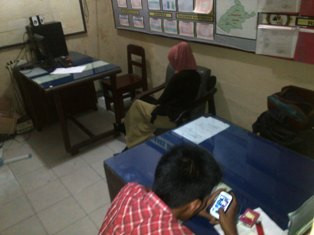 Berbuat Mesum di Kuburan, 2 Oknum Guru Diringkus Warga