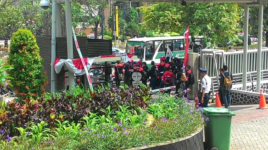Unjukrasa buruh di depan Gedung KPK, Senin (10/8/2015). Foto: Meilikhah/Metrotvnews.com