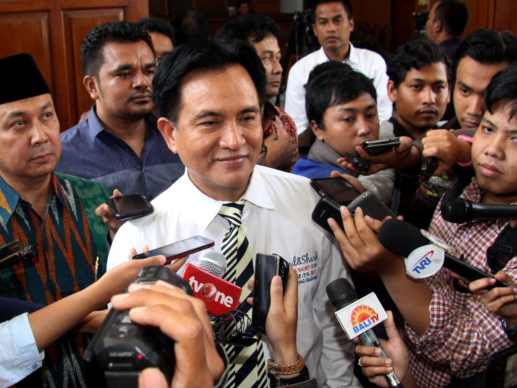  Ketua Tim Kuasa Hukum mantan Dirut PLN Dahlan Iskan, Yusril Ihza Mahendra (tengah) seusai mengikuti sidang putusan praperadilan. (ANTARA FOTO/Adam Bariq)