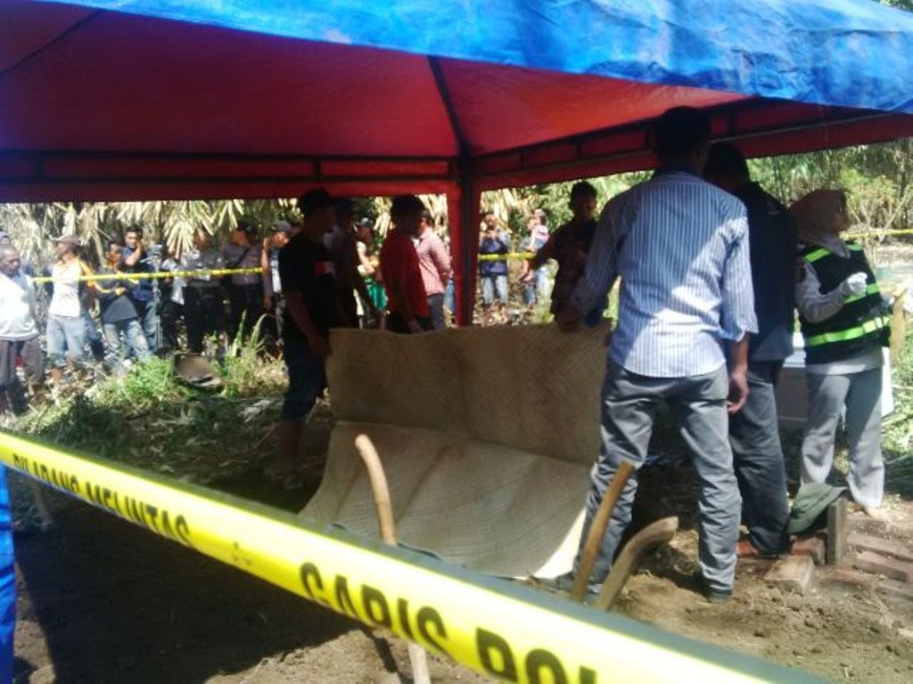 Makam Rian dibongkar untuk kepentingan penyidikan.MTVN/Lukman Diah Sari