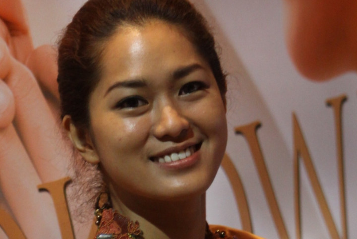 Prisia Nasution Bersihkan Lumut Candi Borobudur