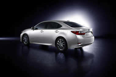 Lebih Dekat Dengan Lexus ES 2015 yang Semakin Menawan 