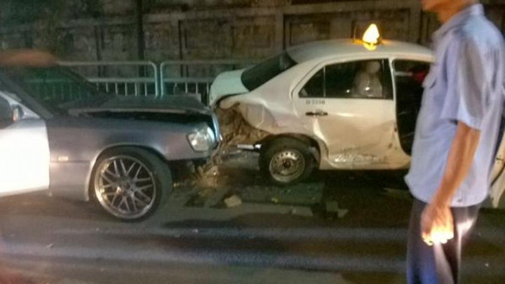 Mercy Menabrak Taksi di Simatupang, Sopir Diduga Mabuk