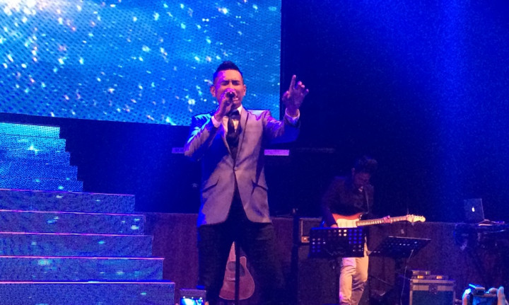 Tembang Koes Plus Mengalun di Konser 15 Tahun Rio Febrian