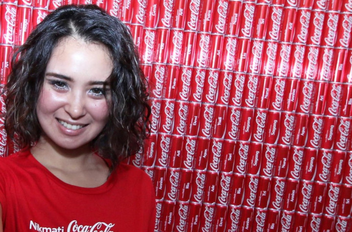 Ayushita Berburu Nama Sahabatnya di Kaleng Minuman Ringan 