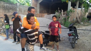 Lomba Gendong, Istri Malah Gendong Suami