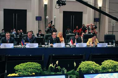 Hakim MK Malaysia Kagumi MKRI 