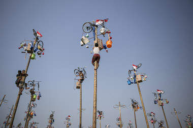Jelang Perayaan Hari Kemerdekaan, Pengrajin Pohon Pinang Banjir Pesanan
