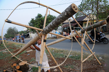 Pengrajin Batang Pohon Pinang Mulai Kesulitan Pasokan