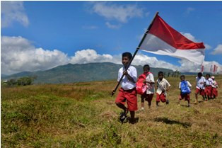 Bendera Raksasa Berkibar di Puncak Bukit Wilayah Perbatasan