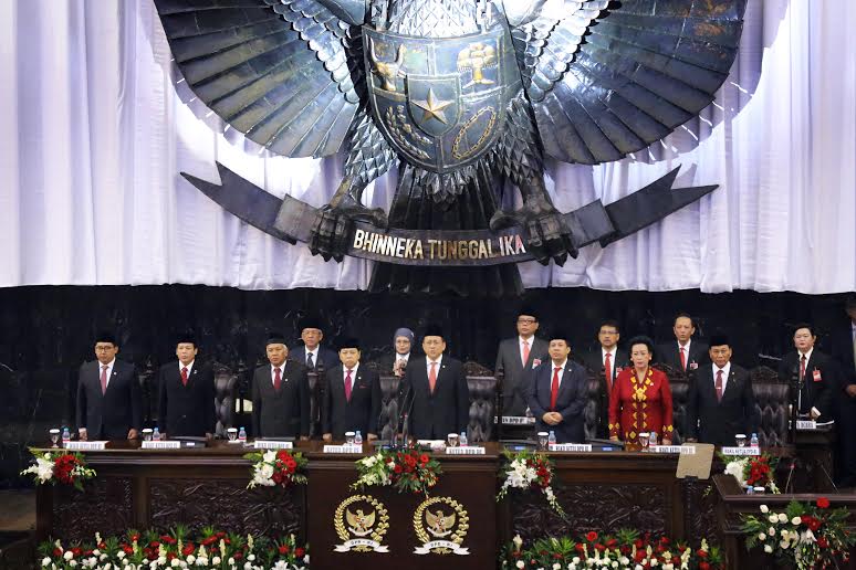 Wakil Ketua DPD RI GKR Hemas (berkebaya merah) dalam pembukaan rapat MPR mendengar pidato Presiden Jokowi. 