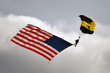 Bertabrakan di Udara, Dua Penerjun Payung Terluka