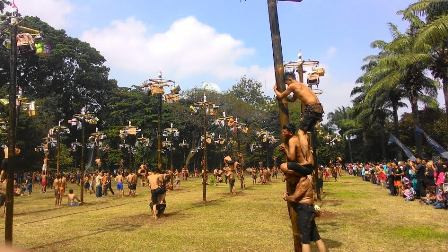 Meriahnya Lomba Panjat Betung Pertama di DPR 
