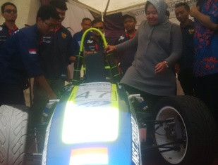 Risma Resmikan Mobil Balap Karya Mahasiswa ITS