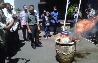 Polres Pamekasan Bakar Sisa Atribut Palu Arit