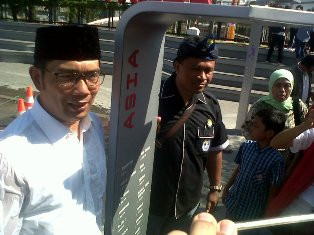 Emil Resmikan Monumen Penunjuk Arah Lima Benua