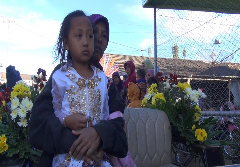 Nisa dan ibundanya ketika menuju tempat ruwatan di Candi Arjuna, Dieng, Wonosobo, Jawa Tengah. (foto: MTVN/Gilang)