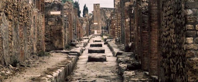 Remaja Curi Artifak dari Pompeii Demi iPhone 
