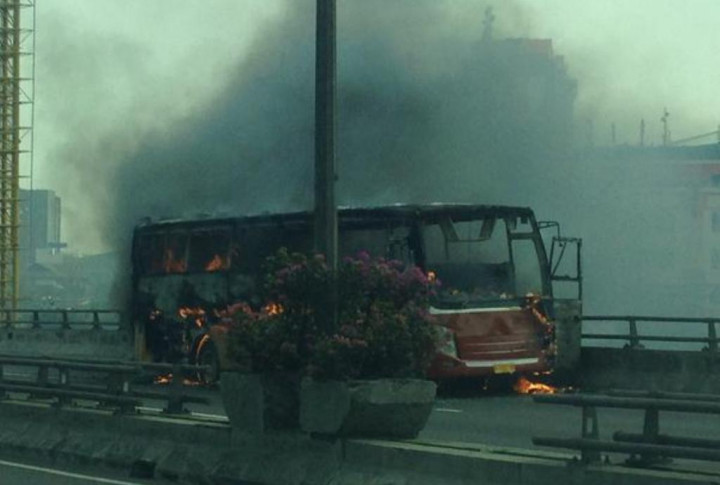 Bus Terbakar di Tol Cempaka Putih, Lalin Dialihkan