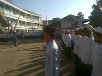 Kenakan Sarung, Santri di Bangkalan Khidmat Ikuti Upacara HUT Ke-70 RI 