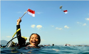 Di Ambon, Upacara Bendera Dilakukan di Bawah Laut
