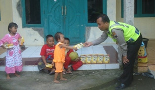 Peringati Kemerdekaan, Polisi Bagikan Susu Formula