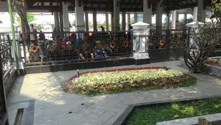 Taburan Bunga Merah Putih Hiasi Makam Gus Dur