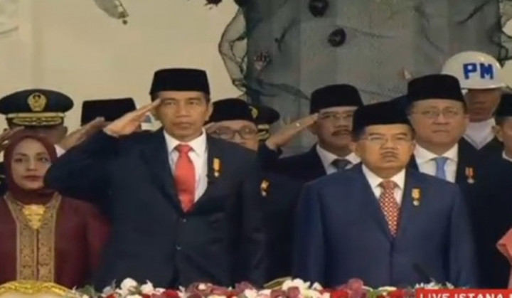 Presiden Jokowi Pimpin Upacara Penurunan Bendera di Istana