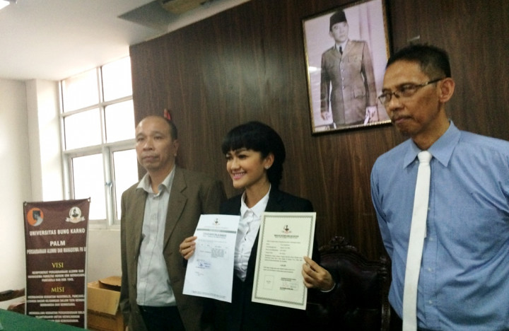 Lulus Sarjana Hukum, Jupe Ingin Jadi Pengacara