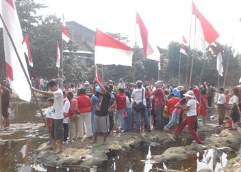 Ratusan Warga Solo Upacara di Sungai